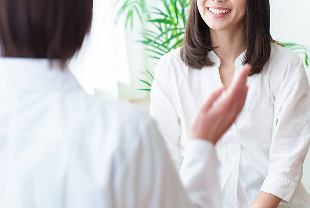 医師と話す女性の患者